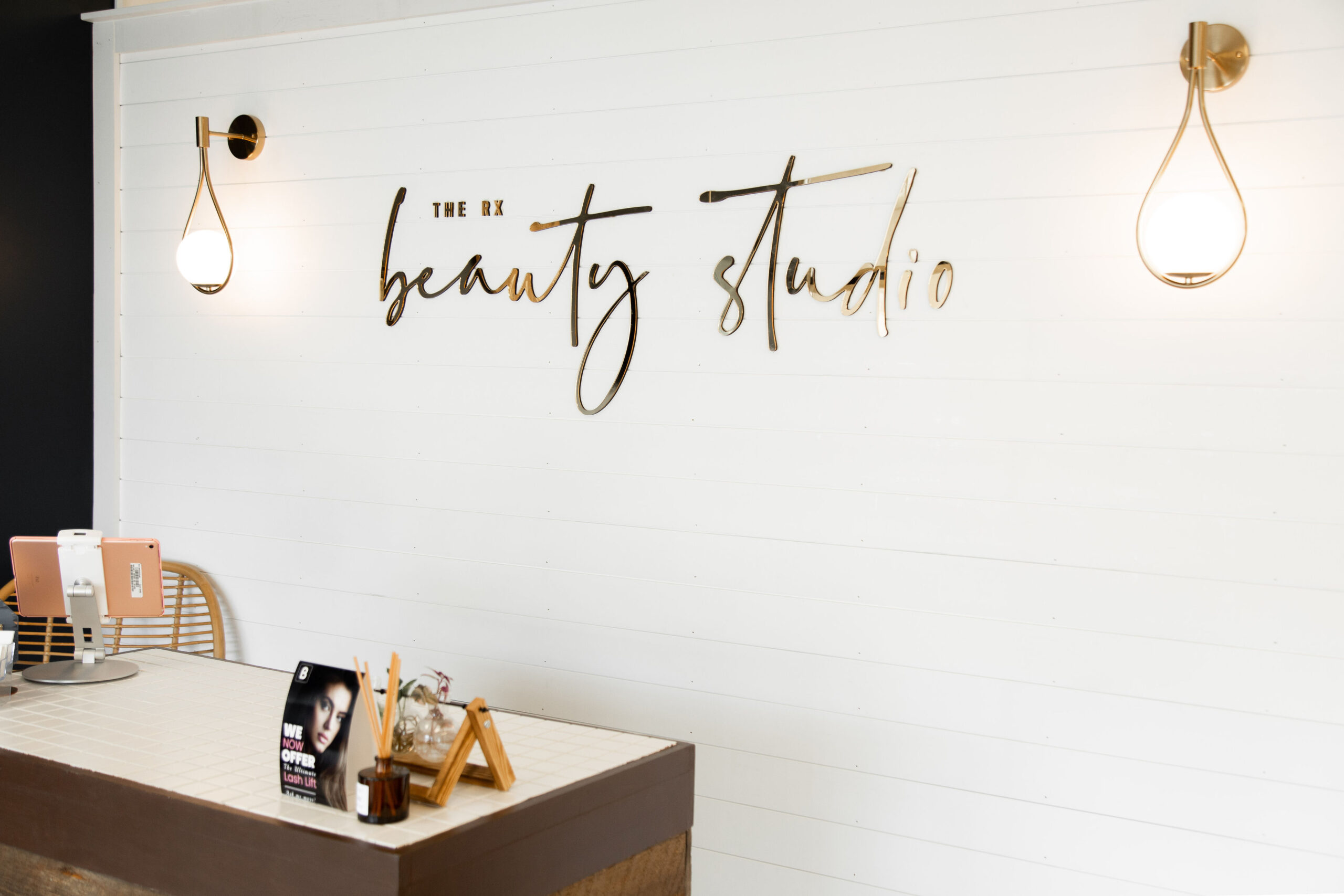 Contact - Studio front desk